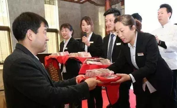 塑料包裝廠發(fā)年終獎(jiǎng)，總監(jiān)36萬(wàn)、主任12萬(wàn)、員工680，第二天車間就沒(méi)人干活了-上海國(guó)際軟包裝展覽會(huì)