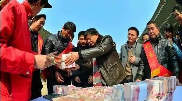 塑料包裝廠發(fā)年終獎(jiǎng)，總監(jiān)36萬(wàn)、主任12萬(wàn)、員工680，第二天車間就沒(méi)人干活了-上海國(guó)際軟包裝展覽會(huì)