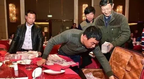 塑料包裝廠發(fā)年終獎(jiǎng)，總監(jiān)36萬(wàn)、主任12萬(wàn)、員工680，第二天車間就沒(méi)人干活了-上海國(guó)際軟包裝展覽會(huì)